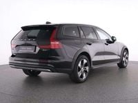 Gebraucht Volvo V60 CC Plus 197 PS (144 kW) 2023 Onyx black / metallic Kombi