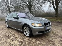 Gebraucht BMW 320 163 PS (119 kW) 2011 Grau Kombi