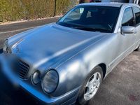 Gebraucht Mercedes E220 143 PS (105 kW) 2000 Silber Limousine