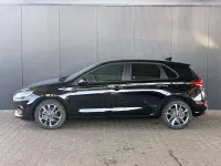 Neu Hyundai i30 Comfort 101 PS (74 kW) 2025 Abyss black Limousine