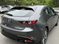 Neu Mazda 3 140 PS (102 kW) 2026 Machine gray Limousine