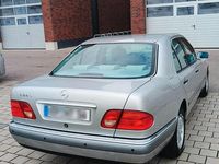 Gebraucht Mercedes E240 170 PS (125 kW) 2000 Silber Limousine