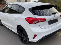 Używany Ford Focus ST-Line 150 KM (110 kW) 2020 Biały Sedan/Limuzyna