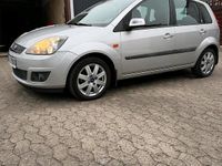 Gebraucht Ford Fiesta Ghia 77 PS (56 kW) 2007 Silber Kleinwagen