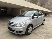 Gebraucht Mercedes B180 116 PS (85 kW) 2011 Silber Van / Kleinbus