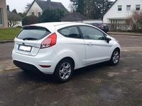 Gebraucht Ford Fiesta Trend 65 PS (47 kW) 2014 Weiß Kleinwagen