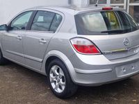 Second-hand Opel Astra Basis 105 CP (77 kW) 2006 Argintiu Berlinǎ