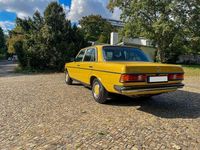 Gebraucht Mercedes 240 88 PS (64 kW) 1978 Gelb Limousine