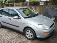 Używany Ford Focus Trend 101 KM (74 kW) 1999 Srebrny Sedan/Limuzyna