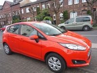 Używany Ford Fiesta Trend 75 KM (55 kW) 2015 Czerwony Sedan/Limuzyna