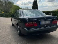 Gebraucht Mercedes E220 150 PS (110 kW) 2001 Schwarz Limousine
