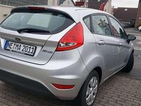 Gebraucht Ford Fiesta 95 PS (69 kW) 2011 Polarsilber metallic Kleinwagen