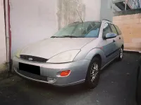 Usado Ford Focus Ghia 100 CV (73 kW) 2001 Plateado Familiar