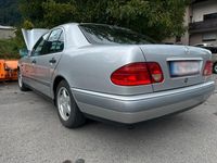 Gebraucht Mercedes E220 Classic 95 PS (69 kW) 1995 Silber Limousine