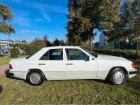 Używany Mercedes E220 150 KM (110 kW) 1993 Biały Sedan/Limuzyna