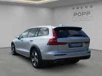 Gebraucht Volvo V60 CC Pro 197 PS (144 kW) 2020 Bright silver metallic / metallic Kombi