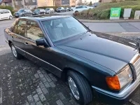 Używany Mercedes E230 136 KM (100 kW) 1992 Czarny Sedan/Limuzyna