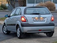 Gebraucht Kia Rio Spirit 111 PS (81 kW) 2009 Silber Kleinwagen