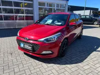 Gebraucht Hyundai i20 Passion 75 PS (55 kW) 2017 Rot Limousine