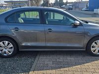 Gebraucht VW Jetta Trendline 105 PS (77 kW) 2011 Platinum grey metallic Limousine