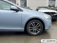 Gebraucht Volvo V40 Momentum 122 PS (89 kW) 2017 Blau Limousine