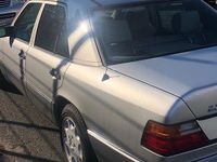 Gebraucht Mercedes E230 136 PS (100 kW) 1991 Silber Limousine