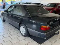 Gebraucht Mercedes E230 132 PS (97 kW) 1992 Schwarz Limousine