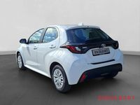 Gebraucht Toyota Yaris Comfort 72 PS (52 kW) 2022 Pure) white ii (weiss Kleinwagen