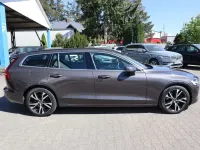 Gebraucht Volvo V60 Core 197 PS (144 kW) 2023 Platinum grey Kombi