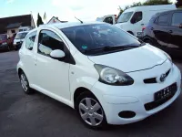 Gebraucht Toyota Aygo 68 PS (50 kW) 2011 Weiß Kleinwagen