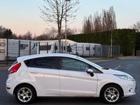 Gebraucht Ford Fiesta Titanium 101 PS (74 kW) 2012 Weiß Kleinwagen