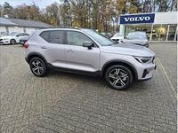 Neu Volvo XC40 Plus 163 PS (119 kW) 2025 Silber (aurora silver metallic) SUV