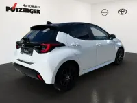 Gebraucht Toyota Yaris Style 116 PS (85 kW) 2023 White pearl / black Kleinwagen
