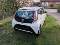Gebraucht Toyota Aygo 69 PS (50 kW) 2014 Weiß Kleinwagen