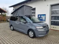 Neu VW California Beach 150 PS (110 kW) 2026 Grau Van