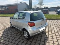 Gebraucht Toyota Yaris Sol 87 PS (63 kW) 2004 Silber Limousine