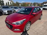 Gebraucht Hyundai i20 101 PS (74 kW) 2017 Rot Limousine
