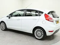 Gebraucht Ford Fiesta Titanium 97 PS (71 kW) 2013 Weiß Limousine