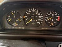 Gebraucht Mercedes 230 132 PS (97 kW) 1987 Rot Limousine