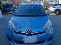 Gebraucht Toyota Verso-S 99 PS (72 kW) 2012 Blau Van / Kleinbus