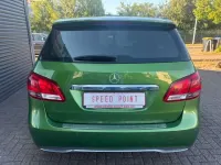 Gebraucht Mercedes B180 109 PS (80 kW) 2017 Elbaitgruen Kleinwagen