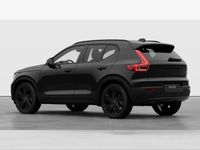 Neu Volvo XC40 Plus 163 PS (119 kW) 2025 Schwarz (onyx black / metallic) SUV
