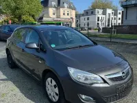 Używany Opel Astra Edition 101 KM (74 kW) 2013 Srebrny Sedan/Limuzyna
