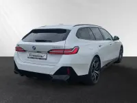 Gebraucht BMW 520 Performance 197 PS (144 kW) 2025 Mineralweiß metallic Kombi