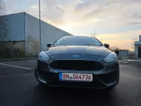 Usado Ford Focus Trend 101 CV (74 kW) 2015 Gris Berlina