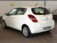 Gebraucht Hyundai i20 77 PS (56 kW) 2012 Weiß Kleinwagen