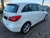 Gebraucht Mercedes B180 122 PS (89 kW) 2013 Weiß Van / Kleinbus