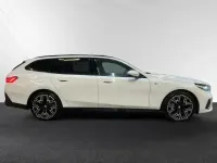 Gebraucht BMW 550e M Sport 489 PS (359 kW) 2025 Alpinweiß Kombi