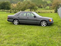 Second-hand Mercedes E220 150 CP (110 kW) 1992 Negru Berlinǎ