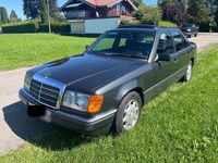 Używany Mercedes E230 132 KM (97 kW) 1992 Czarny Sedan/Limuzyna